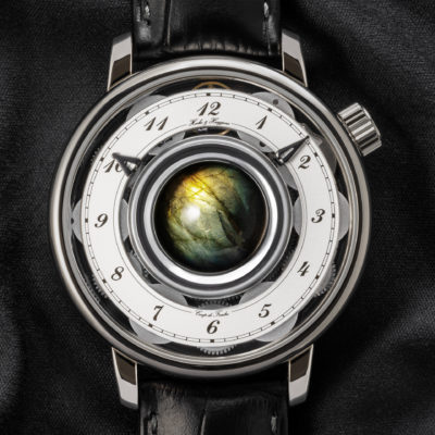 photographie en studio photo d'une montre de luxe suisse avec une pierre précieuse au centre
