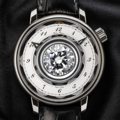 photographie en studio photo d'une montre de luxe suisse avec une pierre précieuse au centre