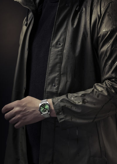model photo professionnel qui pose en studio photo à neuchâtel, à colombier, avec des flash profoto et montre Rolex verte pour une couverture de magazine