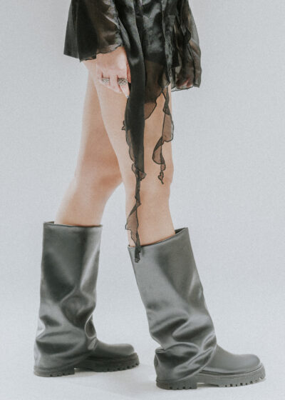 Shooting photo fashion en studio avec model habillée en noir sur fond blanc, style très #blackcloth
