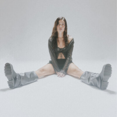 Shooting photo fashion en studio avec model habillée en noir sur fond blanc, style très #blackcloth