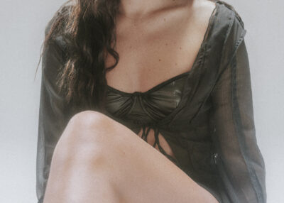 Shooting photo fashion en studio avec model habillée en noir sur fond blanc, style très #blackcloth