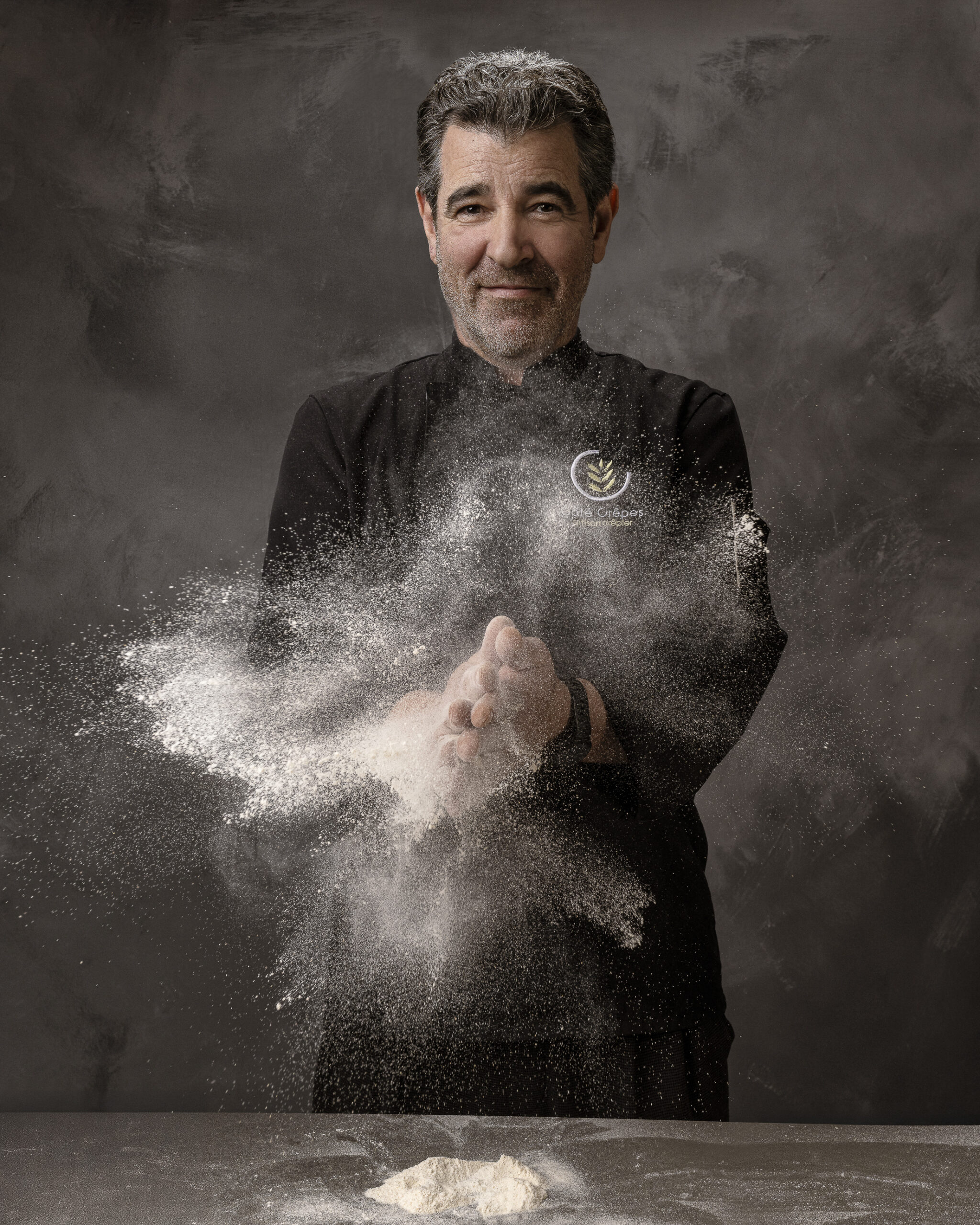 shooting photo portrait, neuchâtel en suisse romande, studio photo à colombier. Portrait d'un chef cuisinier, spécialisé dans les crêpes, portrait qui fait partie d'une série d'image pour de la gastronomnie.