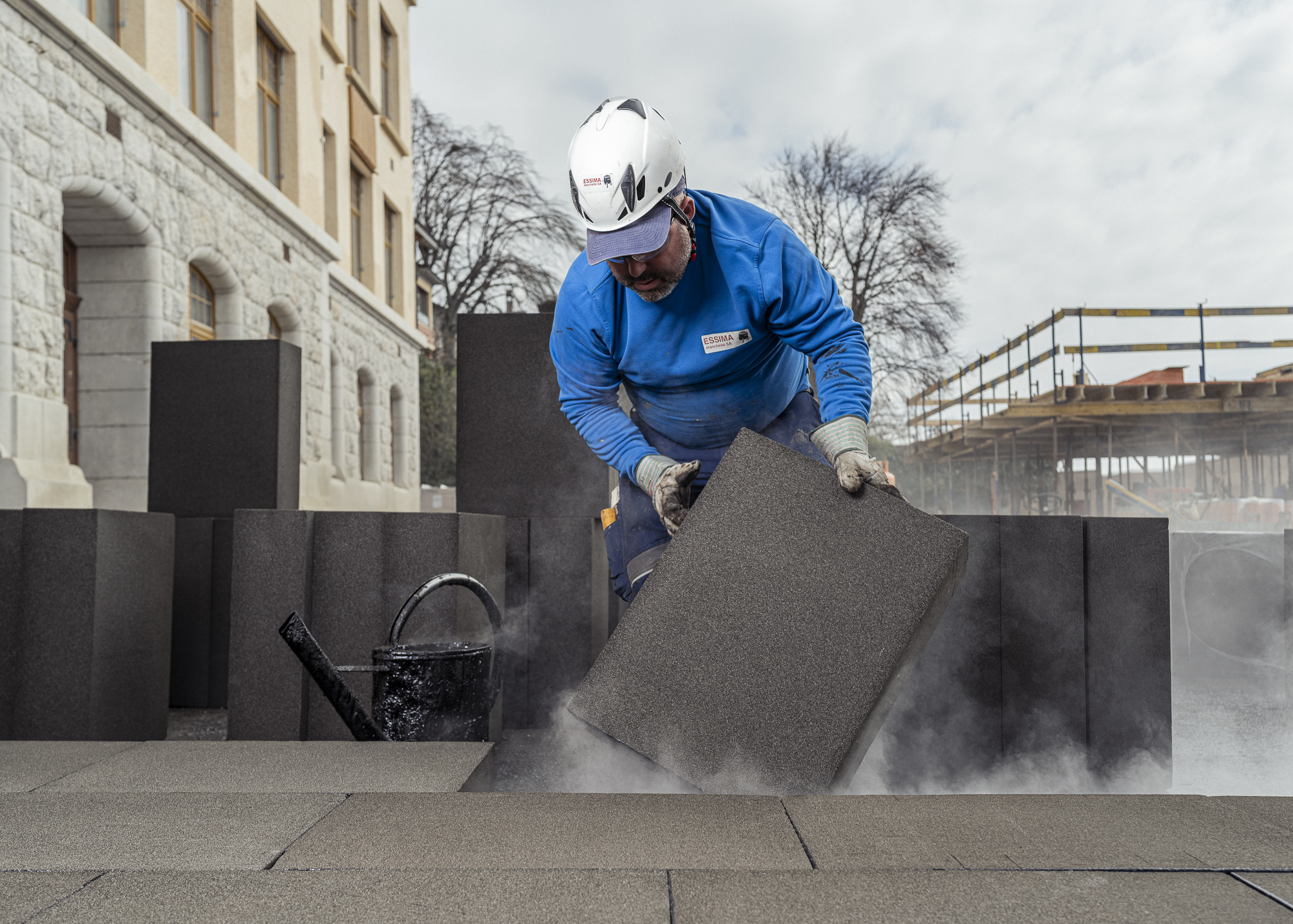 Shooting photo sur les toits du college des parc. à neuchatel pour l'entreprise d'étancheité Essima, spécialisé en toiture végétale entre autre. Shooting chantier, mise en valeur de l'humain.