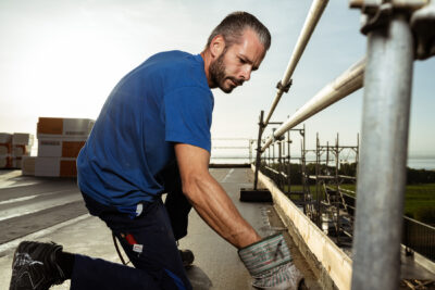 shooting photo sur chantier dans la canton de neuchatel en suisse. photographie qui mets en valeurs les employé de l'entreprise ESSIMA, entreprise spécialisé dans la pose d'étancheité en suisse.