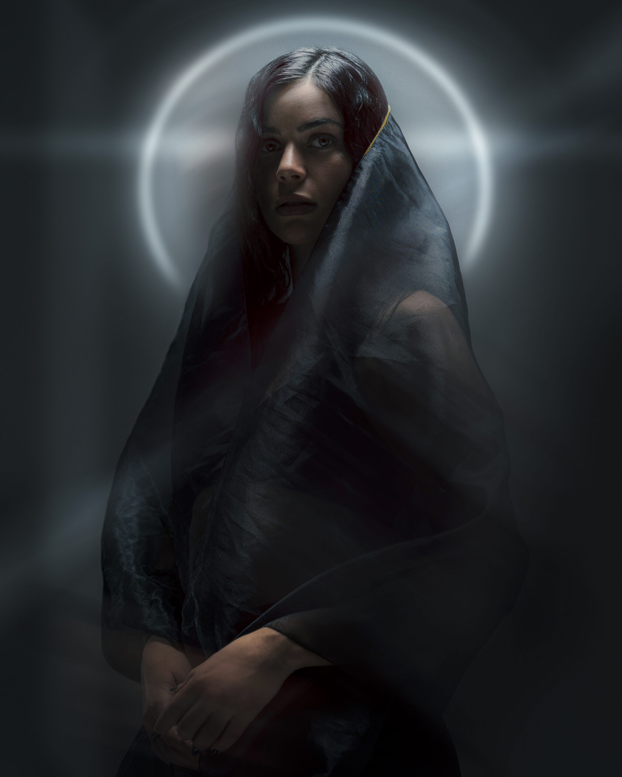 Série réalisée en studio, exploration visuelle à l’inspiration cinématographique et d’un peintre que l’on adore.  On a joué avec la lumière des flashs pour sculpter le sujet et lui donner une présence presque hors du temps. Inspirée par l’intensité lumineuse du Caravage — non pour son symbolisme religieux, mais pour l’aura qu’il confère à ses figures — cette série flirte entre imagerie sacrée et esthétique futuriste. Avec l’halo qui entoure son visage on voulait évoquer autant une icône d’un autre temps qu’une apparition venue d’un futur indéterminé. Il est aussi là pour renforcer cette impression d’élévation vers l’intangible 🔮.