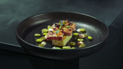 Foodphotography, shooting d'un tataki de thon cuit réalisé en studio photo à Neuchâtel, par le chef cuisinier Glodi de la maison et service traiteur l'Alchimiste.