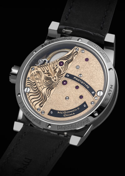 Swiss Watch - McGonigle creator and haute horlogerie Suisse avec la passion et l'inspiration irelandaise. Stephen McGonigle, irelandais et Horloger. Réalisé en studio sur fond noir, packshot watch photography in Neuchâtel.