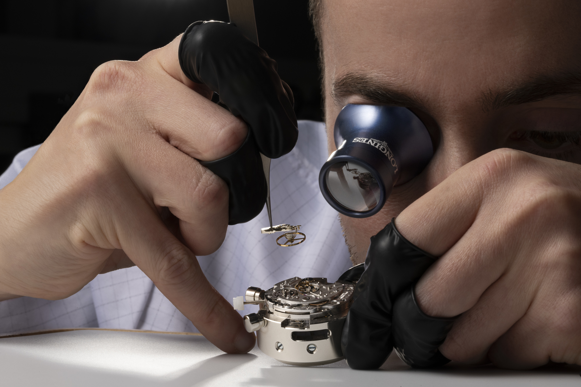 Photographies réalisées pour la marque horlogère Longines (Swatch Group), mettant en avant le service après-vente, la réparation, l’entretien et l’expertise horlogère suisse en atelier. Images capturées en studio photo et au sein des ateliers Longines, illustrant le savoir-faire des horlogers, le démontage de mouvements, le contrôle qualité et la maintenance de montres haut de gamme.